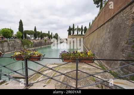 Pont Porta Brescia, Peschiera del Garda, Vénétie, Italie, Europe Banque D'Images