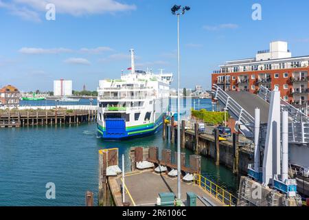 Victoria de Wight WightLink Ferry approchant le terminal Wightlink Gunwharf, Portsmouth, Hampshire, Angleterre, Royaume-Uni Banque D'Images