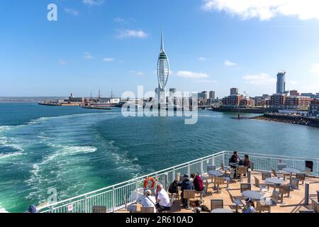 Spinnaker Tower et Gun Wharf depuis le ferry de Wightlink, Portsmouth Harbour, Portsmouth, Hampshire, Angleterre, Royaume-Uni Banque D'Images