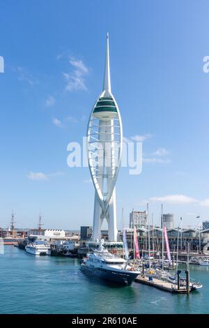 Tour Spinnaker surplombant le port de Portsmouth , Gunwharf Quays, Portsmouth, Hampshire, Angleterre, Royaume-Uni Banque D'Images