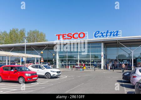 Entrée au supermarché Tesco Extra, Brading Road, Ryde, Isle of Wight, Angleterre, Royaume-Uni Banque D'Images