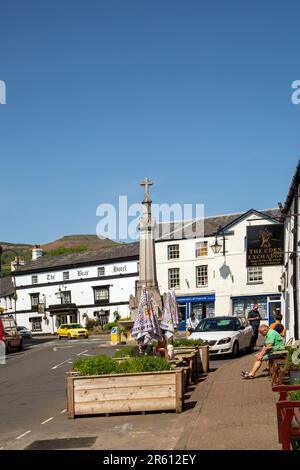 Montagne de table qui s'élève au-dessus de l'hôtel Bear une auberge de 18th siècle, dans la ville de marché de Powys de Crickhowell, au sud du pays de Galles, dans la rue Beaufort Banque D'Images