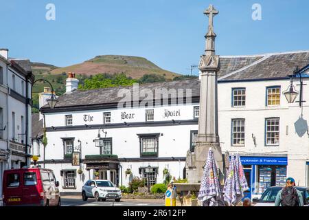 Montagne de table qui s'élève au-dessus de l'hôtel Bear une auberge de 18th siècle, dans la ville de marché de Powys de Crickhowell, au sud du pays de Galles, dans la rue Beaufort Banque D'Images