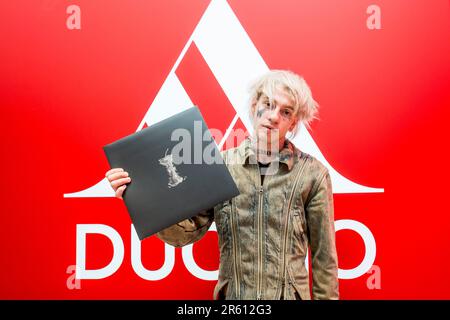 5 juin 2023, Milan, Milan, Italie: Chiello (pseudonyme de Rocco Modello) présente le nouvel album dans le magasin Mondadori de la Piazza Duomo à Milan. (Credit image: © Pamela Rovaris/Pacific Press via ZUMA Press Wire) USAGE ÉDITORIAL SEULEMENT! Non destiné À un usage commercial ! Banque D'Images