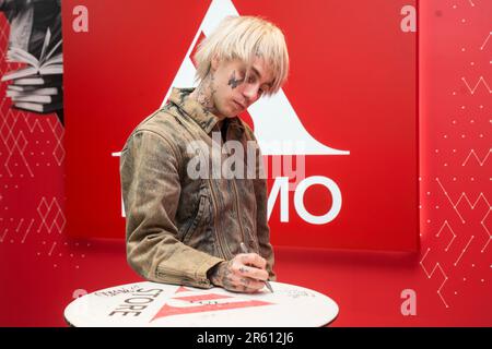 5 juin 2023, Milan, Milan, Italie: Chiello (pseudonyme de Rocco Modello) présente le nouvel album dans le magasin Mondadori de la Piazza Duomo à Milan. (Credit image: © Pamela Rovaris/Pacific Press via ZUMA Press Wire) USAGE ÉDITORIAL SEULEMENT! Non destiné À un usage commercial ! Banque D'Images