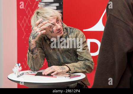 5 juin 2023, Milan, Milan, Italie: Chiello (pseudonyme de Rocco Modello) présente le nouvel album dans le magasin Mondadori de la Piazza Duomo à Milan. (Credit image: © Pamela Rovaris/Pacific Press via ZUMA Press Wire) USAGE ÉDITORIAL SEULEMENT! Non destiné À un usage commercial ! Banque D'Images