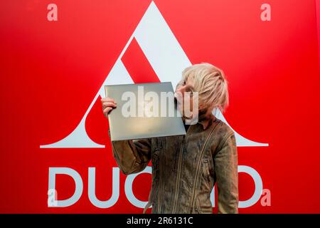 5 juin 2023, Milan, Milan, Italie: Chiello (pseudonyme de Rocco Modello) présente le nouvel album dans le magasin Mondadori de la Piazza Duomo à Milan. (Credit image: © Pamela Rovaris/Pacific Press via ZUMA Press Wire) USAGE ÉDITORIAL SEULEMENT! Non destiné À un usage commercial ! Banque D'Images