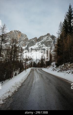Une route de montagne sinueuse avec une couverture de neige couvrant le terrain Banque D'Images