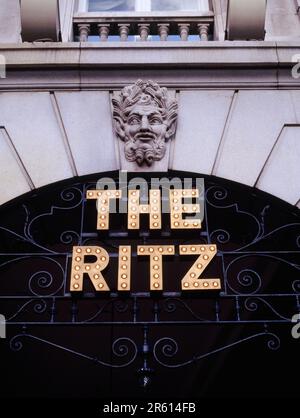 Angleterre. Londres. Le panneau Ritz Hotel à Piccadilly. Banque D'Images