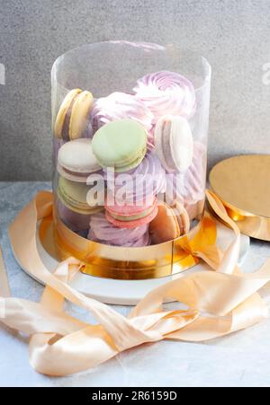 Boîte cadeau avec marshmallows pastel et macarons faits maison. Un joli cadeau sain pour une fille, un enseignant ou une maman Banque D'Images