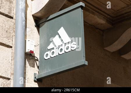 Bordeaux Aquitaine France 06 06 2023 adidas logo signe et texte marque facade avant mur sport boutique chaussures fabricant de chaussures Photo Stock Alamy