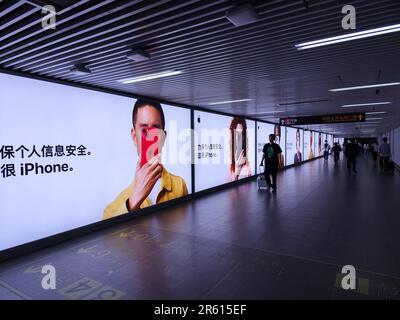 Shanghai, Chine - 25 mai 2023: La nouvelle vie privée d'Apple sur iPhone ad à la station de métro de la gare de Shanghai Banque D'Images