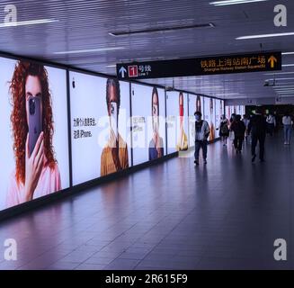 Shanghai, Chine - 25 mai 2023: La nouvelle vie privée d'Apple sur iPhone ad à la station de métro de la gare de Shanghai Banque D'Images