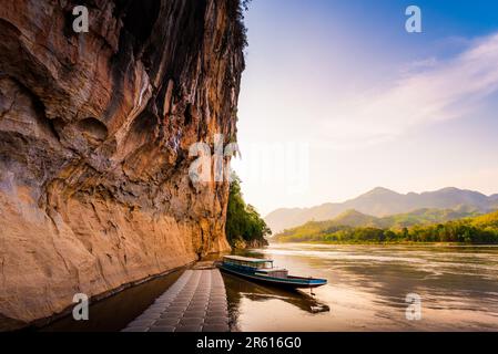 Mékong au coucher du soleil. Sunset Cruise est une croisière lente en bateau le long du Mékong et est l'une des attractions touristiques les plus célèbres de Luang Prabang Banque D'Images