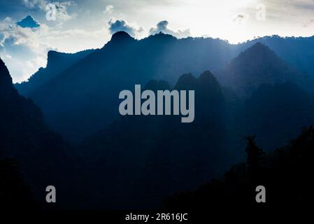 la lumière du jour s'allume au sommet de la montagne Banque D'Images