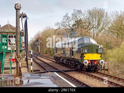 Locomotive diesel-électrique anglais de classe 37 sur le chemin de fer North Norfolk à la gare Holt. Banque D'Images