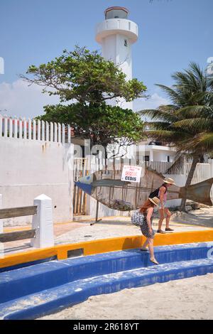 Panier de recyclage de bouteilles en forme de poisson sur la plage de Puerto Morelos Yucatan Mexique Banque D'Images