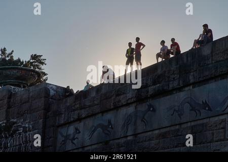 Gens sur un munument à Prague, endroit touristique Banque D'Images