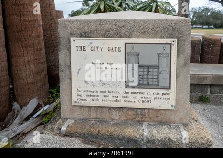 St. Augustine, Floride - 31 décembre 2022 : un marqueur historique explique l'importance de la porte de la ville de St. Augustine, pour la défense et la beauté Banque D'Images