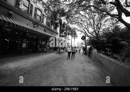 St. Augustine, Floride - 31 décembre 2022: Rue St George magasins et restaurants dans le centre-ville historique célèbre de la ville espagnole, avec des gens et Banque D'Images