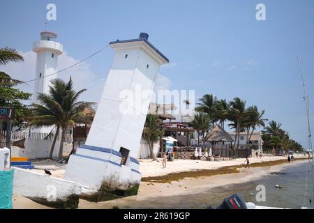 Le phare de Pise ou Faro Inclnado à Puerto Morelos Yucatan Mexique Banque D'Images