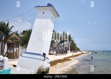 Le phare de Pise ou Faro Inclnado à Puerto Morelos Yucatan Mexique Banque D'Images