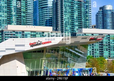 Toronto, Canada - 13 mai 2023 : la façade de l'aquarium du Canada de Ripley, sur fond de grands édifices modernes de la ville. Il y a des accessoires Banque D'Images