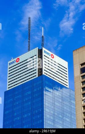 Toronto, Canada - 13 mai 2023: La partie supérieure d'un grand bâtiment bleu avec une façade en verre, avec un panneau d'affichage proéminent affichant la lettre Banque D'Images