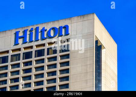 Toronto, Canada - 13 mai 2023 : la partie supérieure d'un bâtiment affichant un signe « Hilton » audacieux. Le bâtiment a des fenêtres en verre; personne ne se trouve dans le sc Banque D'Images