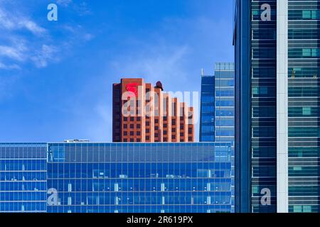 Toronto, Canada - 13 mai 2023 : de grands bâtiments bleus avec une façade en verre, contrastant avec un bâtiment marron plus haut avec un logo rouge, tous ensemble aga Banque D'Images