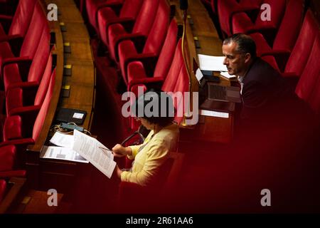 Parlementaires vus pendant la session de l'Assemblée nationale. L'Assemblée nationale a ensuite rejeté le projet de règlement budgétaire et l'approbation des comptes pour les années 2021 et 2022 au Palais Bourbon. Banque D'Images