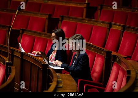 Parlementaires vus pendant la session de l'Assemblée nationale. L'Assemblée nationale a ensuite rejeté le projet de règlement budgétaire et l'approbation des comptes pour les années 2021 et 2022 au Palais Bourbon. Banque D'Images