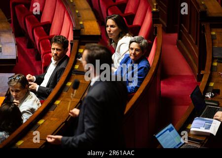 Parlementaires vus pendant la session de l'Assemblée nationale. L'Assemblée nationale a ensuite rejeté le projet de règlement budgétaire et l'approbation des comptes pour les années 2021 et 2022 au Palais Bourbon. Banque D'Images