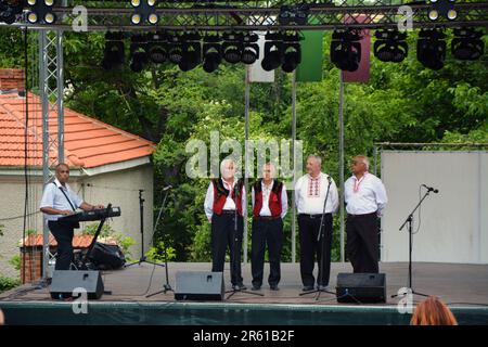 Représentation de chansons bulgares traditionnelles à Sredno Gradishte pendant le Festival international de la lavande. Il s'agit d'un événement annuel qui a lieu pendant un week-end Banque D'Images