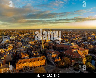 Vue aérienne au lever du soleil sur le centre-ville de York en direction du nord vers le Minster Banque D'Images