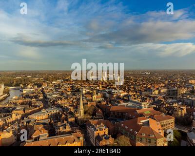 Vue aérienne au lever du soleil sur le centre-ville de York en direction du nord vers le Minster. Banque D'Images