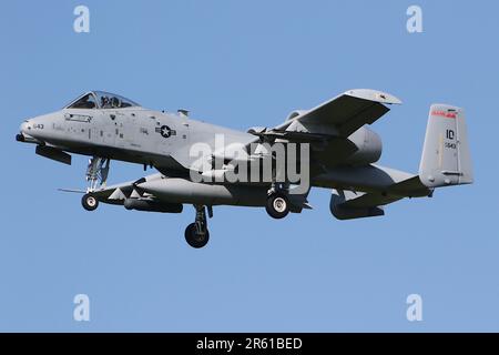 78-0643, a Fairchild Republic A-10C Thunderbolt II (ou Warthog) exploité par l'escadron de chasseurs 190th 'Shoull Bangers' de l'aile de chasseurs 125th de l'Idaho Air National Guard, United States Air Force, arrivant à l'aéroport international de Prestwick à Ayrshire. L'avion était l'un des six avions A-10Cs qui traversaient Prestwick pour participer à l'exercice Air Defender 2023 en Allemagne. Banque D'Images