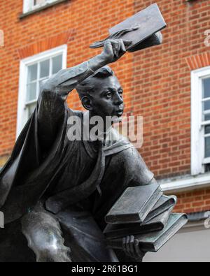 Surrey, Royaume-Uni - 5 avril 2023 : vue rapprochée de la statue du chercheur de Surrey, située sur la rue High, dans la ville de Guildford, à Surrey, Royaume-Uni. Banque D'Images