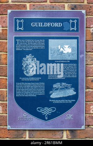 Surrey, Royaume-Uni - 5 avril 2023 : une plaque dans la ville historique de Guildford, à Surrey, détaillant l'histoire de la ville. Banque D'Images