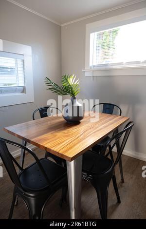 Une salle à manger contemporaine avec une table et des chaises modernes disposées en face d'une fenêtre Banque D'Images