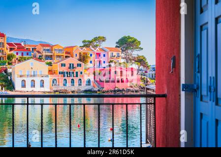 Assos, Grèce. Village pittoresque niché sur l'idyllique Kefalonia, îles Ioniennes. Belles maisons colorées et baie turquoise. Banque D'Images