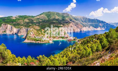 Assos, Grèce. Village pittoresque niché sur l'idyllique Céphalonie, îles Ioniennes. Baie turquoise colorée, mer Méditerranée, magnifique hou coloré Banque D'Images