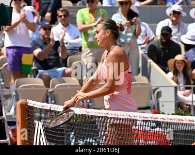 Paris, France. 06th juin 2023. Roland Garros Paris Français ouvert 2023 jour 10 06/06/2023 Aryna Sabalenka (-) gagne le quart de finale et attend en vain comme Ukrainian Elina Svitolina évite la poignée de main Credit: Roger Parker/Alay Live News Banque D'Images