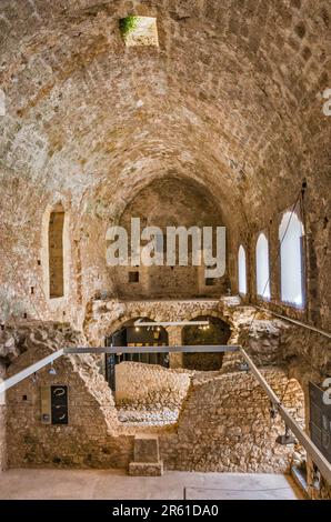 Galerie voûtée dans le donjon, Château de Frankish de Chlemoutsi, 13th siècle, près du village de Kastro, péninsule du Péloponnèse, région de la Grèce occidentale, Grèce Banque D'Images