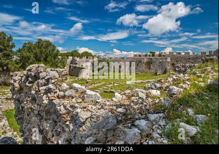 Cour, mur défensif au château Frankish de Chlemoutsi, 13th cent, mer Ionienne à distance, près du village de Kastro, péninsule du Péloponnèse, Grèce Banque D'Images