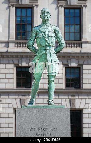 Statue, de Jan Christian Smuts, sur la place du Parlement, en face des chambres du Parlement, Londres, Angleterre. Banque D'Images