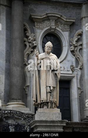 Sant' Everio une sculpture en marbre de Carrare à l'extérieur de la basilique de style baroque Cattedrale di Sant'Agata à Catane Sicile, Italie. Banque D'Images