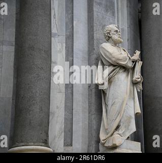 San Pietro Simone une sculpture en marbre de Carrare à l'extérieur de la Cattedrale di Sant'Agata de style baroque à Catane Sicile, Italie. Banque D'Images