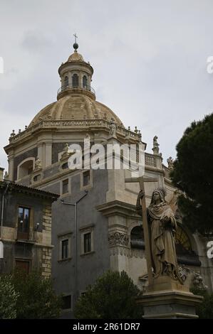 Vue panoramique de la sculpture religieuse en marbre de Fède a Carrara sur l'extérieur de la Cattedrale di Sant'Agata de style baroque à Catane, en Sicile, en Italie. Banque D'Images