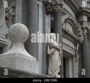 San Pietro Simone une sculpture en marbre de Carrare à l'extérieur de la Cattedrale di Sant'Agata de style baroque à Catane Sicile, Italie. Banque D'Images